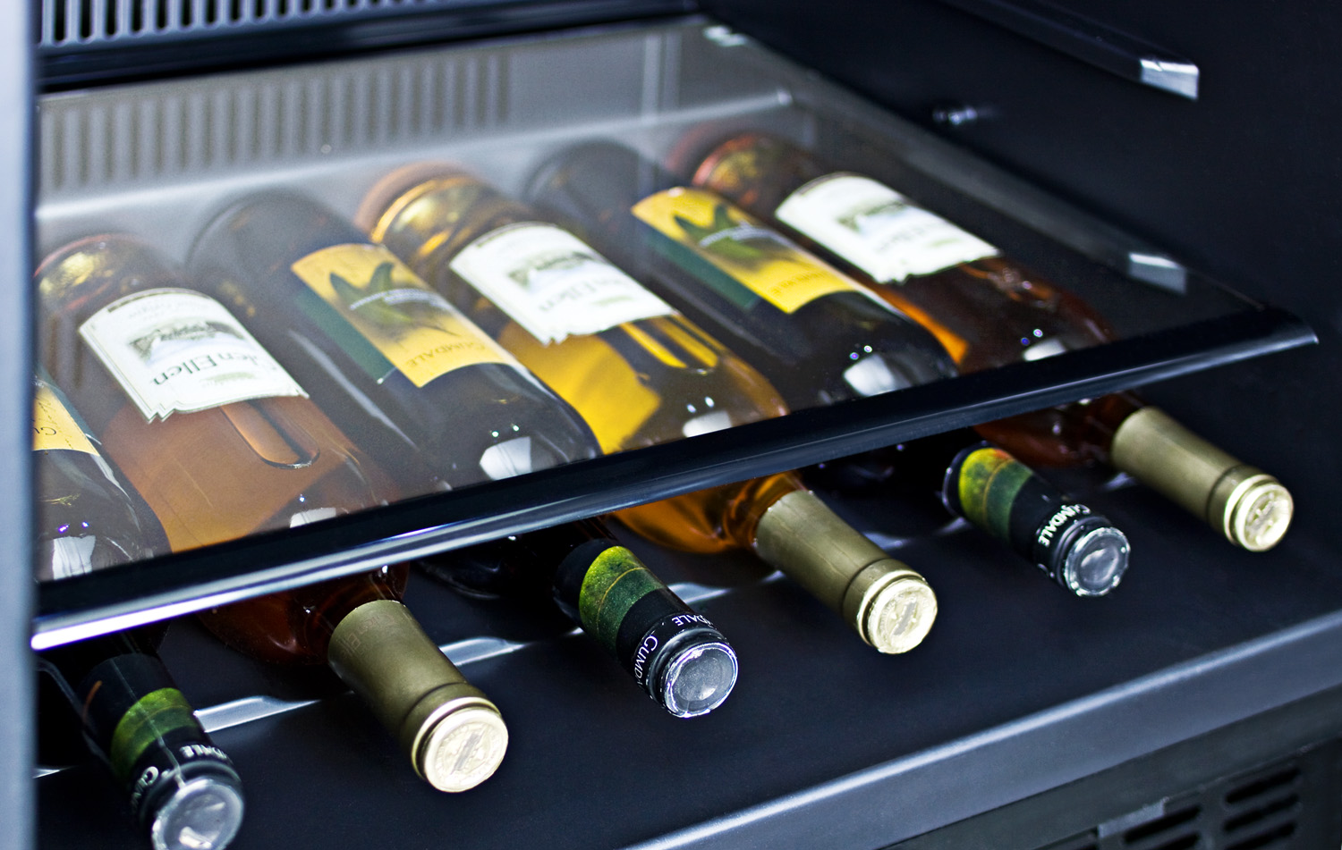 Summit Appliance Outdoor Refrigeration 90 Cans (12 oz.) Outdoor Rated Convertible Beverage & Wine Refrigerator | Fridge.com