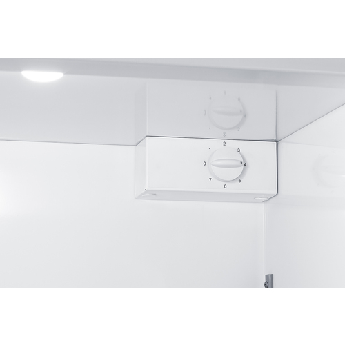 URM19W Refrigerator Detail